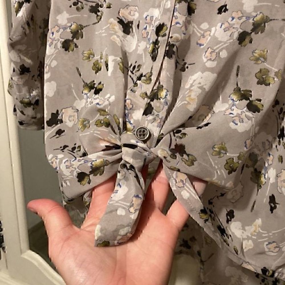 Cabi XS polyester button down blouse     C - Picture 4 of 7